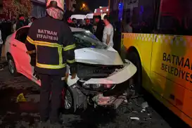 Batman'da otomobil belediye otobüsüne çarptı: 2 yaralı