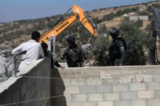 مركز حقوقي: الاحتلال الصهيوني يهجّر 2500 فلسطيني في الخليل بعقوبات جماعية