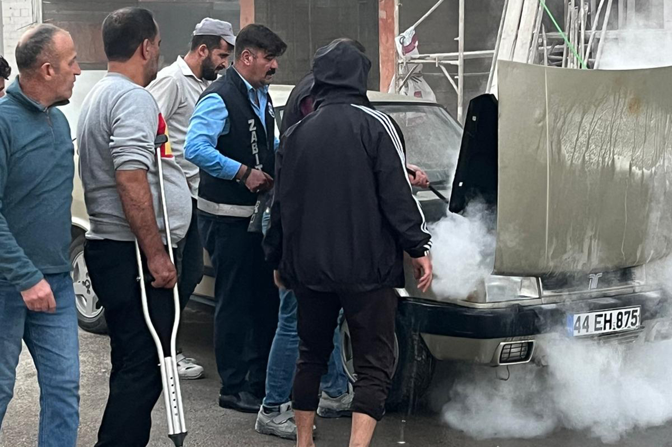 Malatya'da yanan araç zabıta ekiplerinin müdahalesiyle söndürüldü