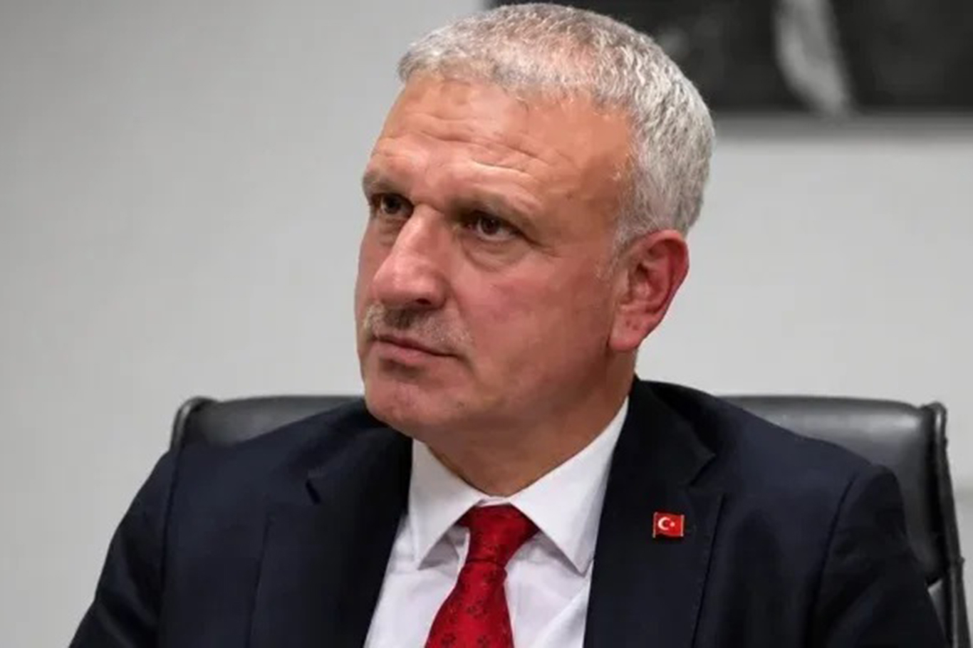 Şêwirmendê Serokkomar Oktay Saral, ji wezîfeya xwe hat dûrxistin