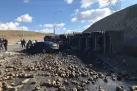 Li Agiriyê qamyonek û wesayîtekî li hev qelibîn: 5 kes mirin