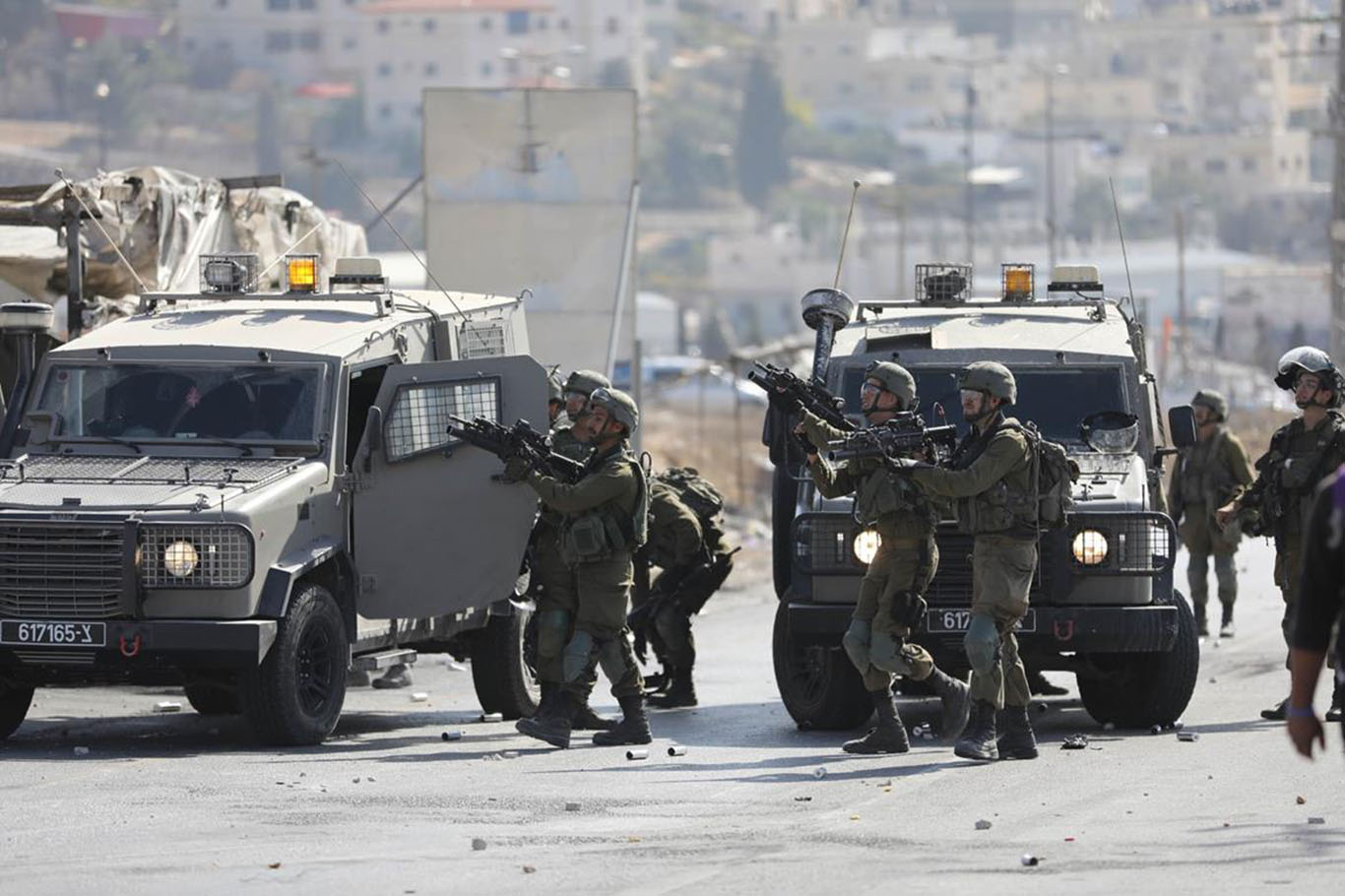الاحتلال يواصل اقتحاماته بالضفة والقدس ويعتقل أكثر من 70 مواطنًا بالخليل