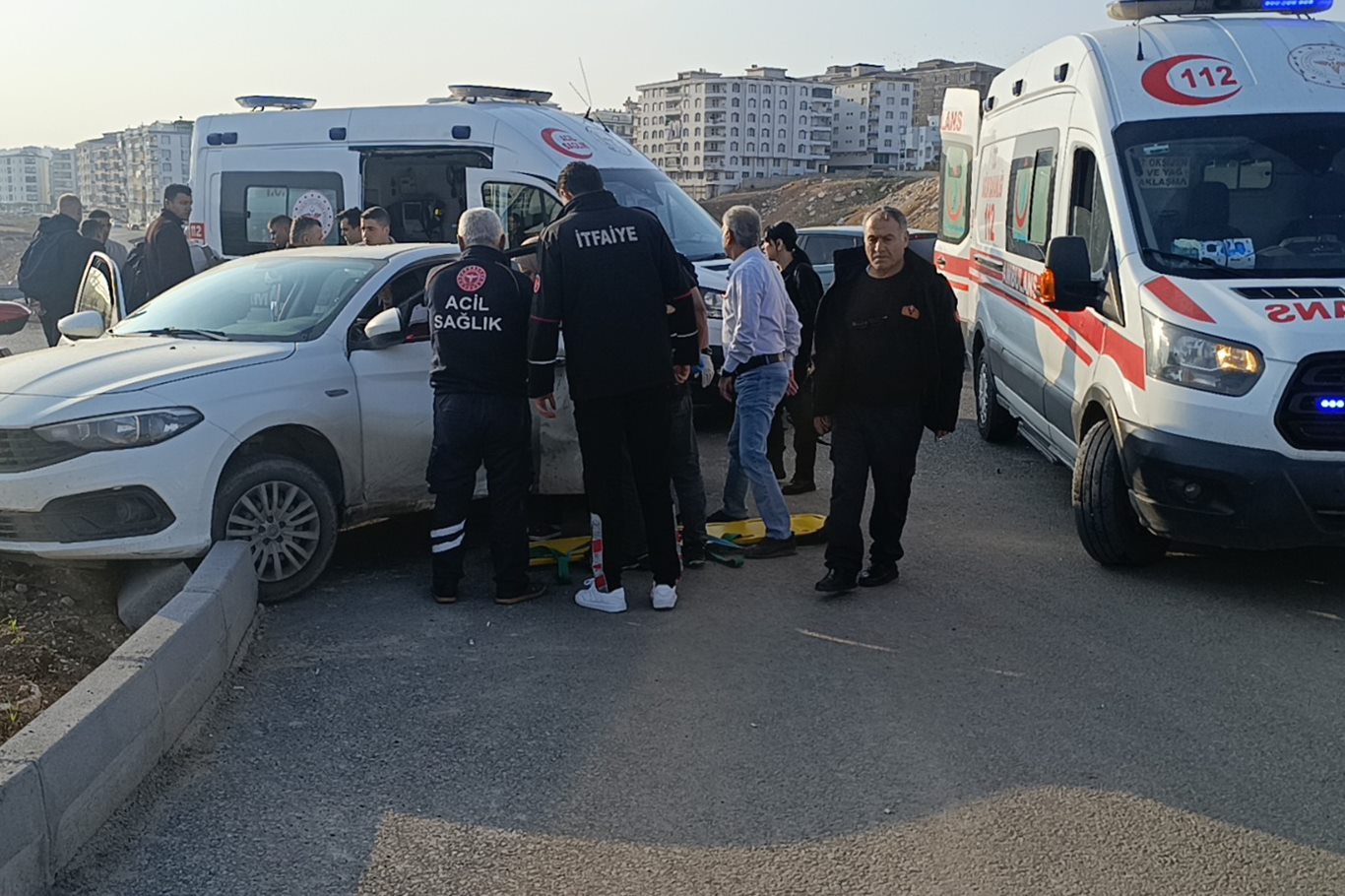 Siirt’te otomobil ile motosiklet çarpıştı: 2 yaralı