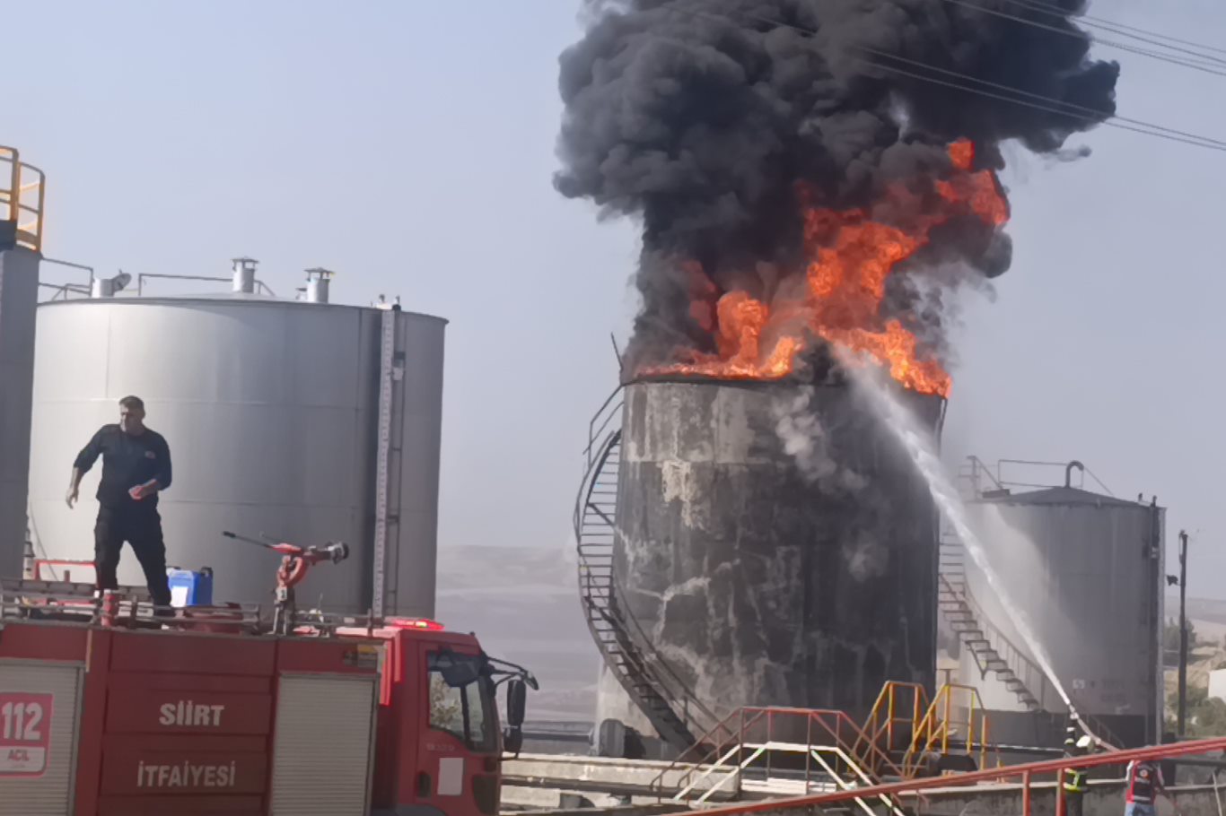 Kurtalan’da petrol depolama sahasında yangın: 2 işçi yaralandı
