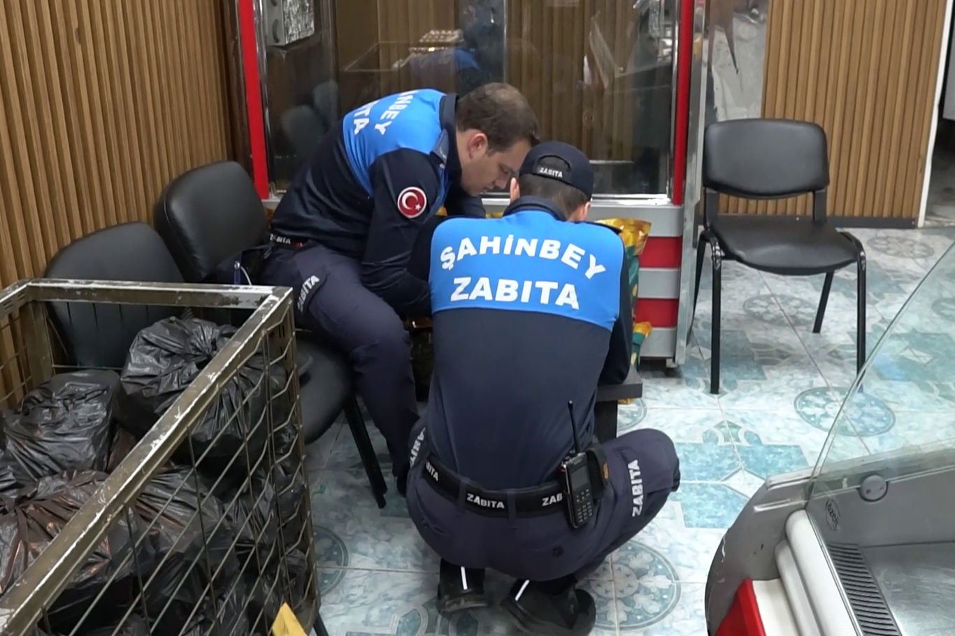 Gaziantep'te son kullanma tarihi geçmiş ürün satan iş yeri kapatıldı