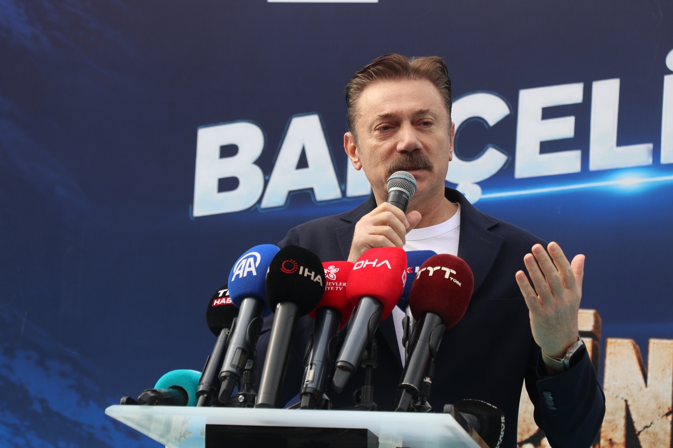 Bahçelievler'de 6 bininci bina törenle yıkıldı