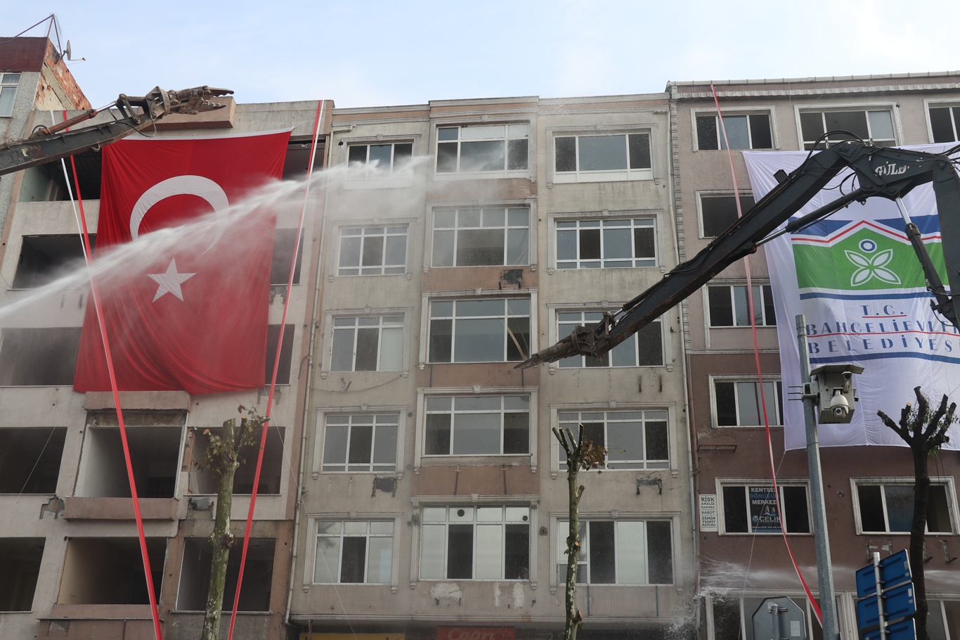 Bahçelievler'de 6 bininci bina törenle yıkıldı