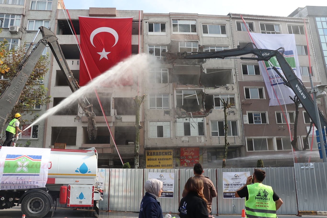 Bahçelievler'de 6 bininci bina törenle yıkıldı