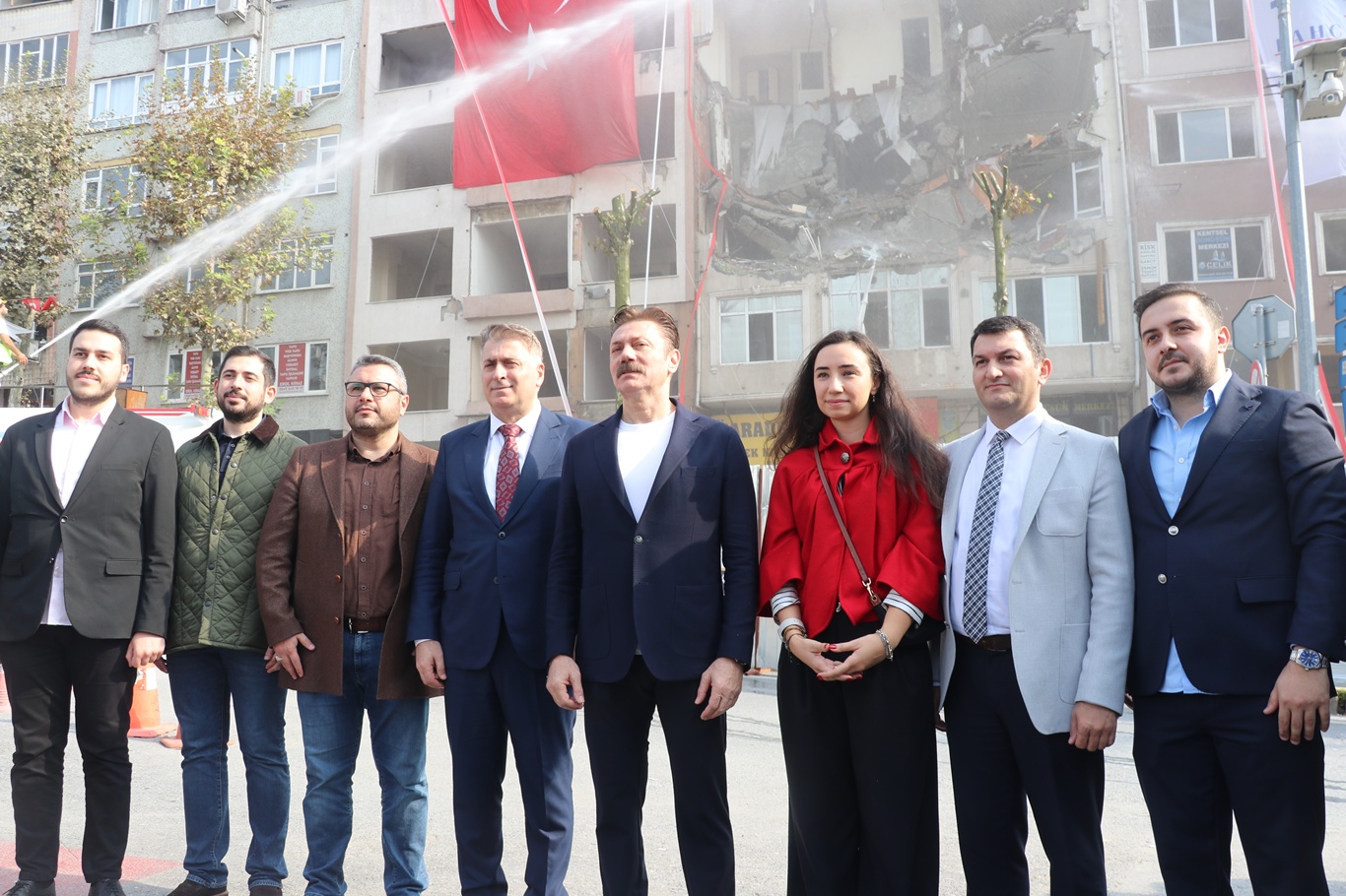 Bahçelievler'de 6 bininci bina törenle yıkıldı