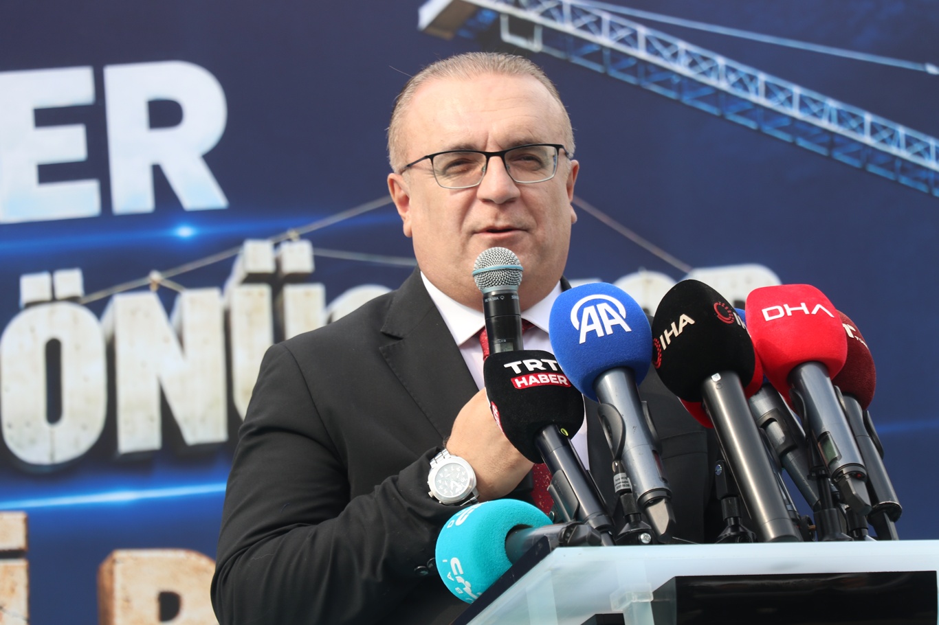 Bahçelievler'de 6 bininci bina törenle yıkıldı