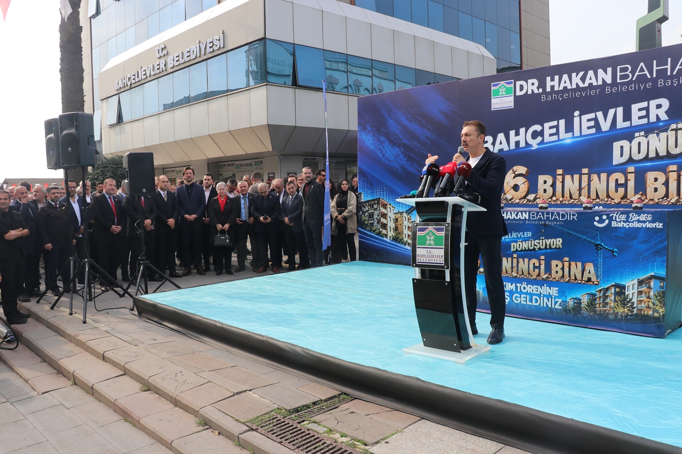 Bahçelievler'de 6 bininci bina törenle yıkıldı