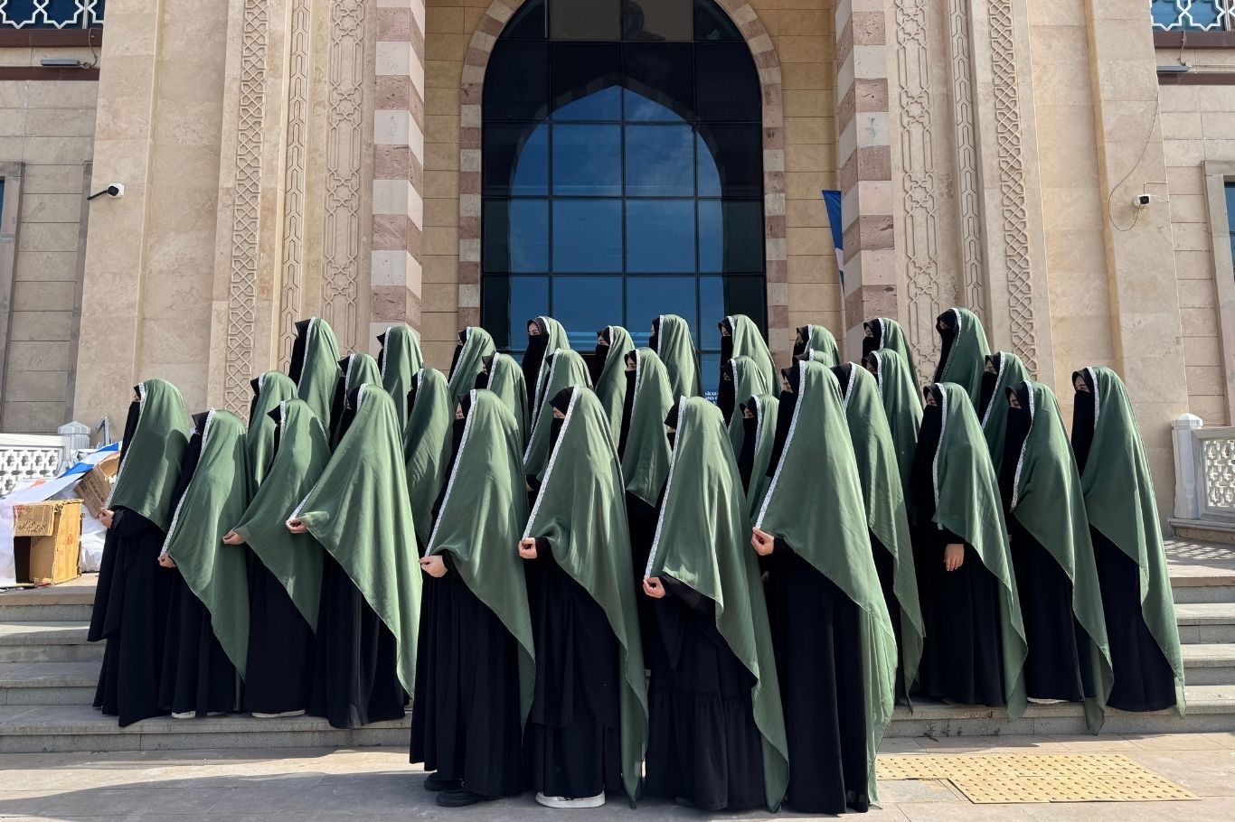 Adana’da İTTİHADUL ULEMA bünyesinde yaklaşık 4 yıl İslami ilimler eğitimi alan 34 kız öğrenci, düzenlenen törenle icazet aldı.