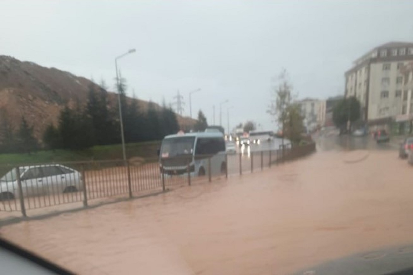 İstanbul’da sağanak alarmı: Yollar su altında kaldı