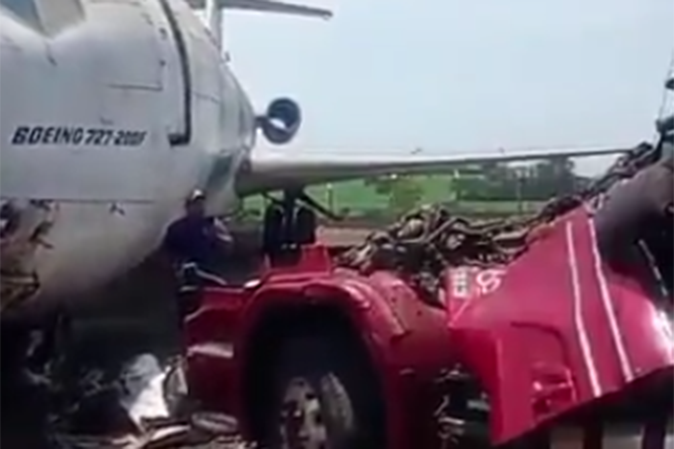 Brezilya'da Boeing uçağı ve tır çarpıştı: Uçak 15 metre sürüklendi