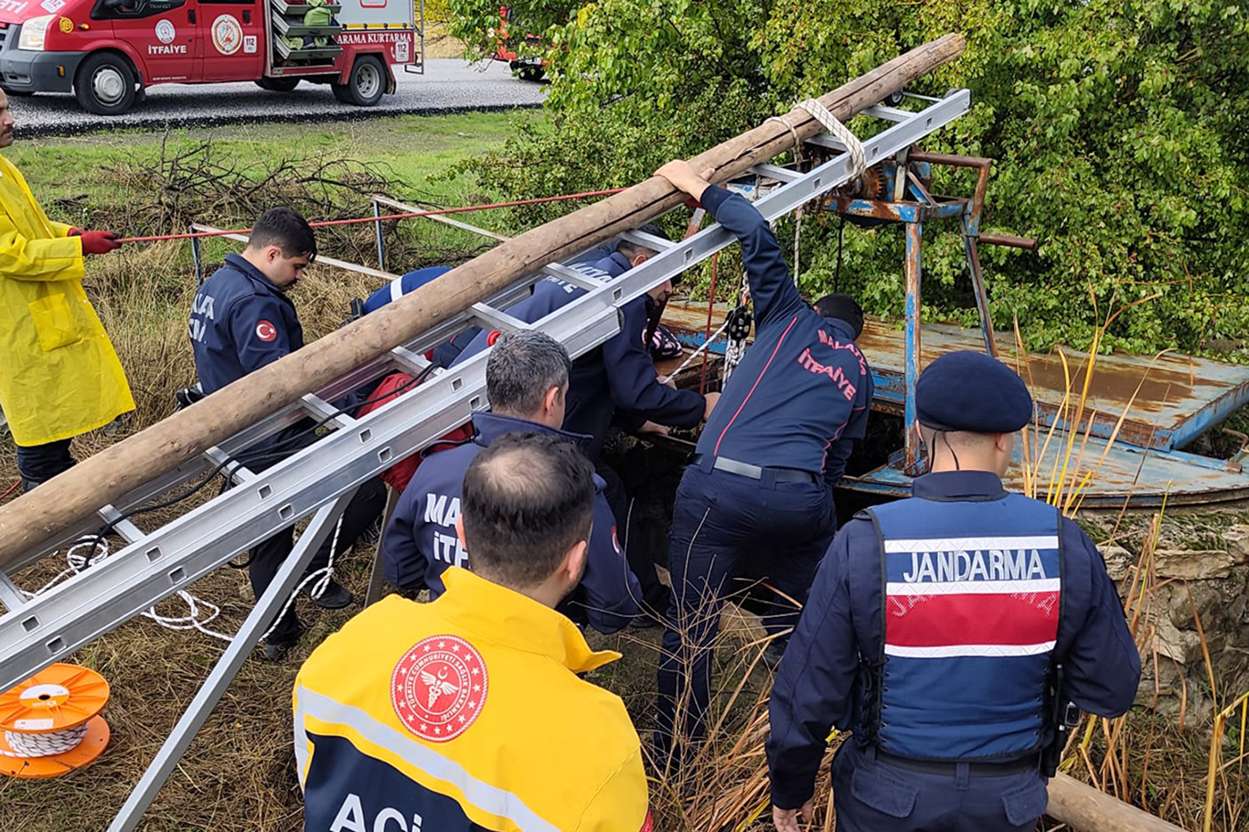 Malatya'da yaklaşık 30 metrelik kuyuya düşen kız kurtarıldı