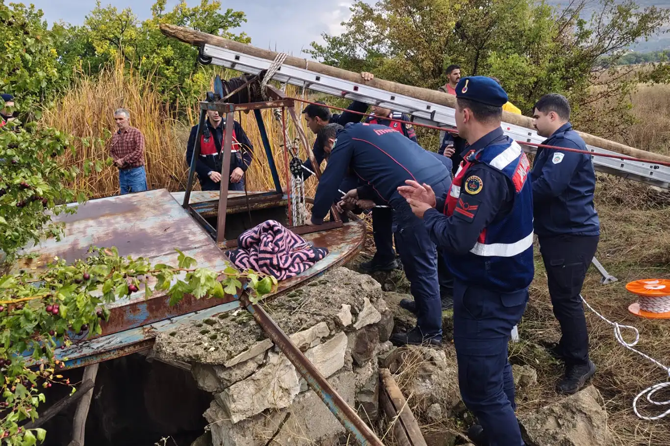 Yaklaşık 30 metrelik kuyuya düşen kız kurtarıldı
