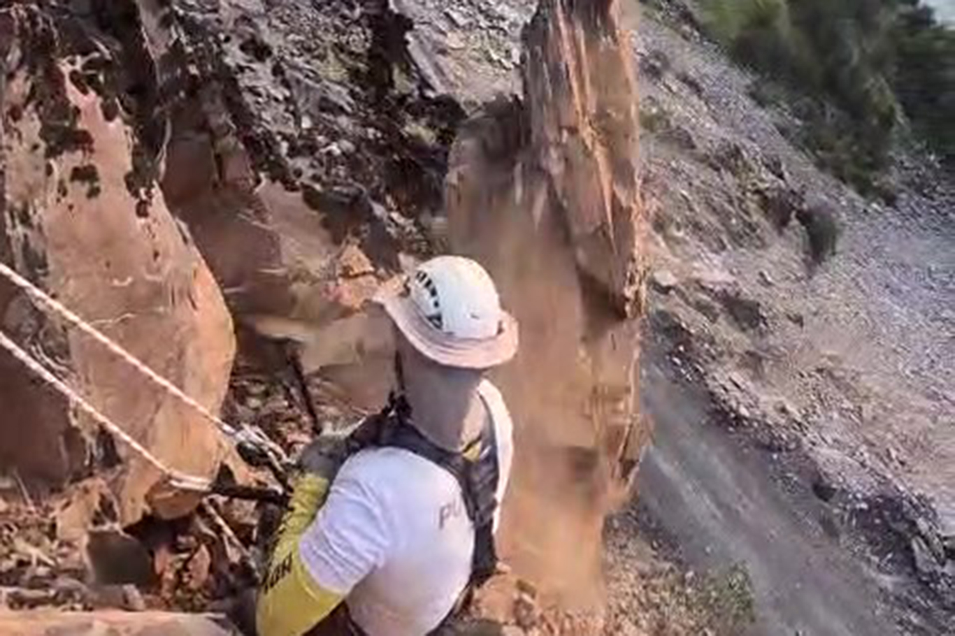 ŞIRNAK'TA PROFESYONEL DAĞCILAR RİSKLİ BLOK KAYALARI TEMİZLİYOR
