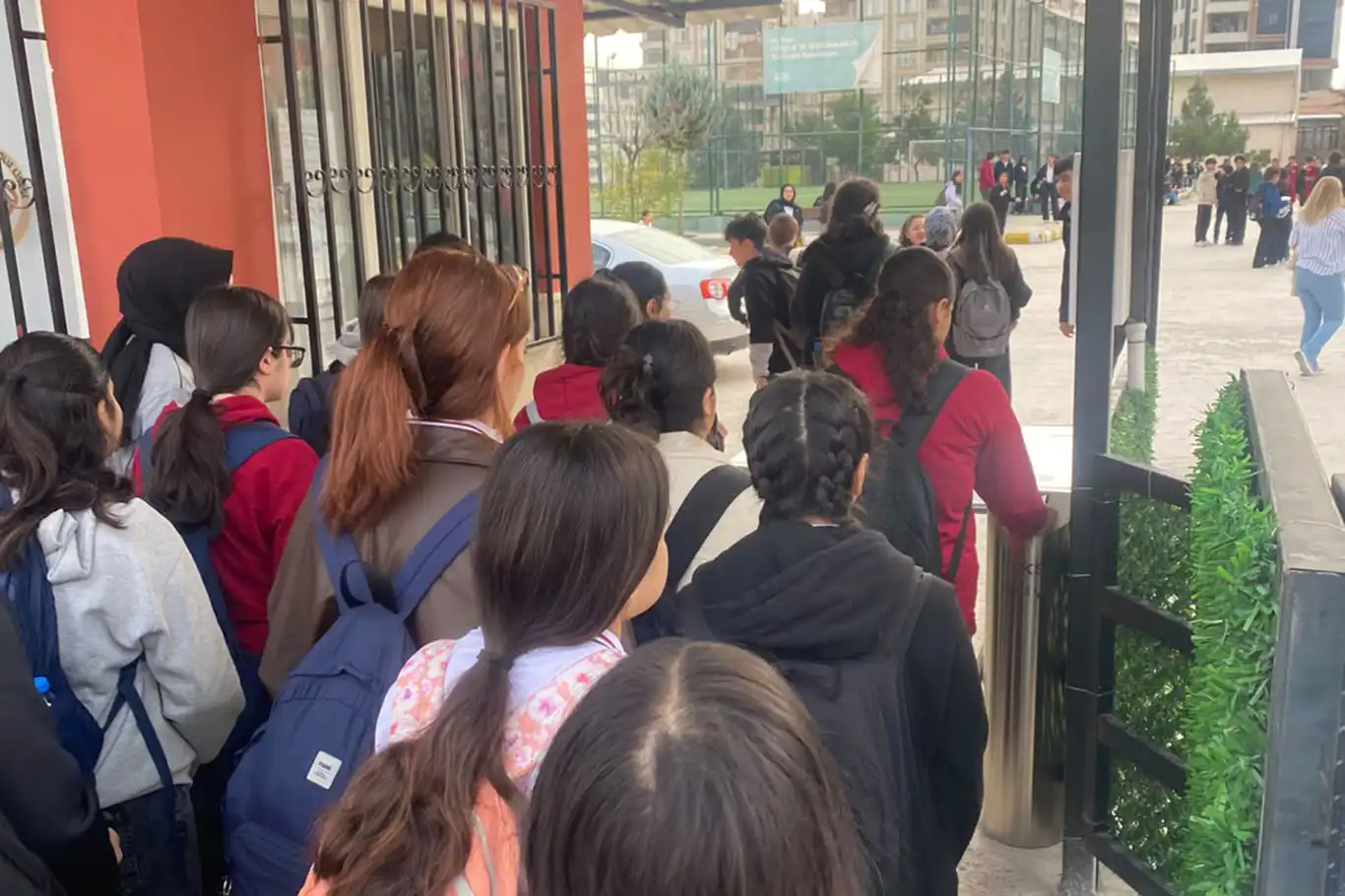 Şanlıurfa'da okul girişine kartlı turnike sistemi 