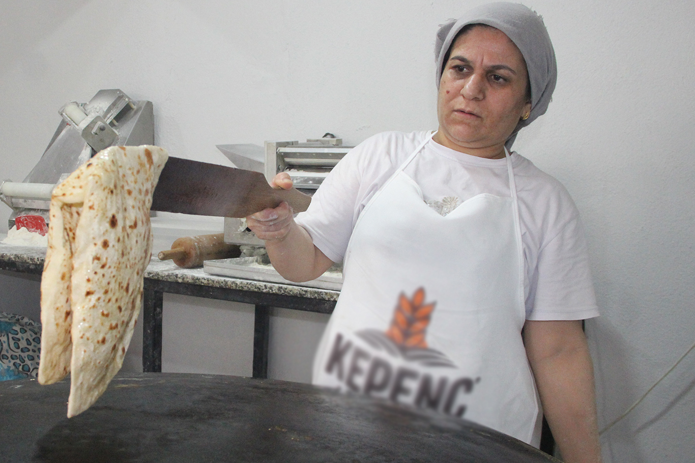 İÇİNDE SADECE UN, TUZ VE SU VAR: CİZRE'NİN ASIRLIK LEZZETİ SAC EKMEĞİ