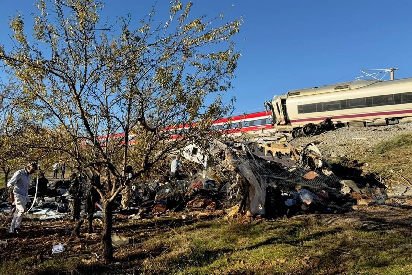 ارتفاع حصيلة تصادم قطارين في إسبانيا إلى 64 قتيلاً