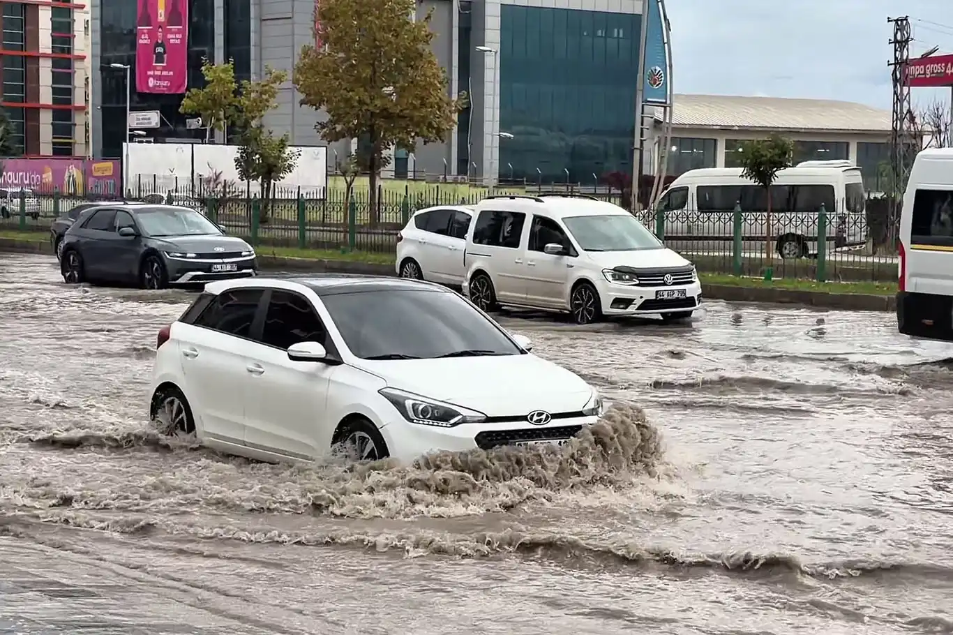 Malatya'da sağanak yağış ulaşımı olumsuz etkiledi