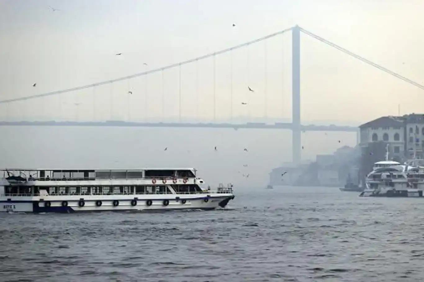 İstanbul Boğazı'nda gemi trafiği geçici olarak askıya alındı