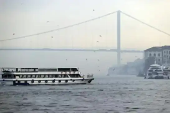 İstanbul Boğazı'nda gemi trafiği geçici olarak askıya alındı