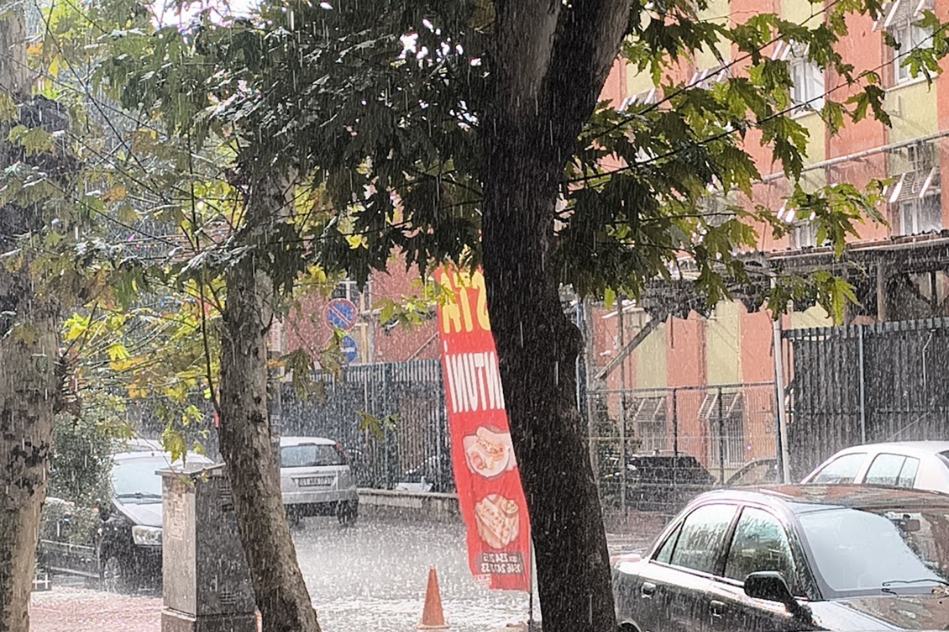 Mersin'i sağanak vurdu: Cadde ve iş yerleri sular altında