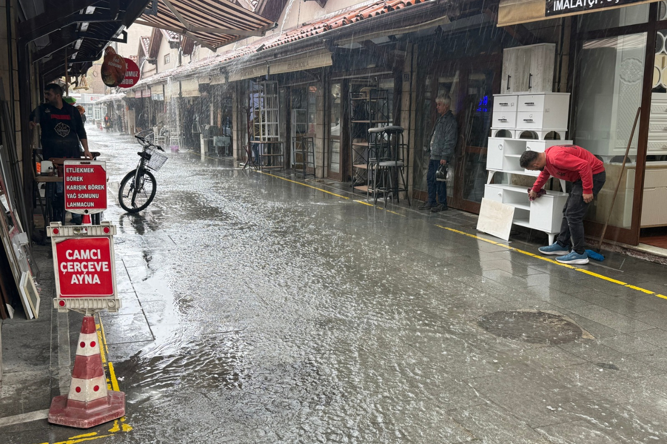 Konya'da sağanak yağış sonrası cadde ve sokaklarda su birikintileri oluştu