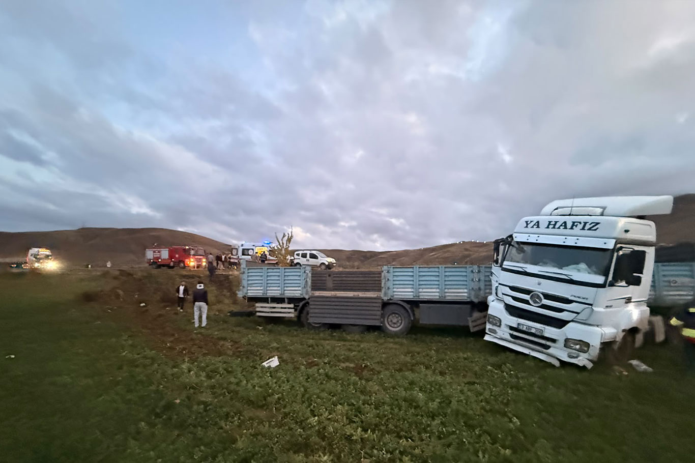 Van'da kontrolden çıkan tır tarlaya girdi: 2 yaralı
