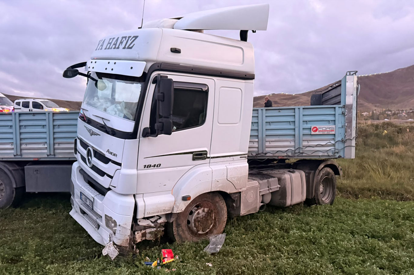 Van'da kontrolden çıkan tır tarlaya girdi: 2 yaralı