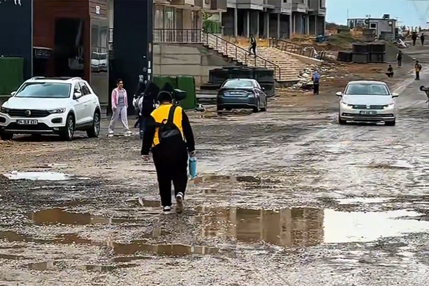 HÜDA PAR'dan Batman'da "Kış gelmeden çocuklarımızı çamurdan kurtaralım" çağrısı