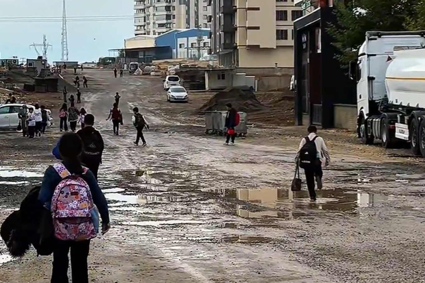 HÜDA PAR'dan Batman'da "Kış gelmeden çocuklarımızı çamurdan kurtaralım" çağrısı