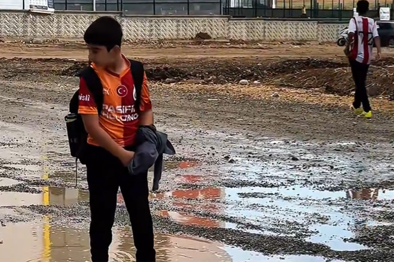 HÜDA PAR'dan Batman'da "Kış gelmeden çocuklarımızı çamurdan kurtaralım" çağrısı