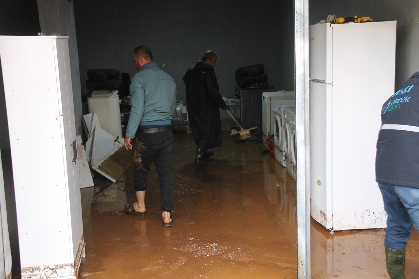  Silvan'da yeni döşenen parkeler ilk yağmurda söküldü: Ev ve iş yerlerini su bastı