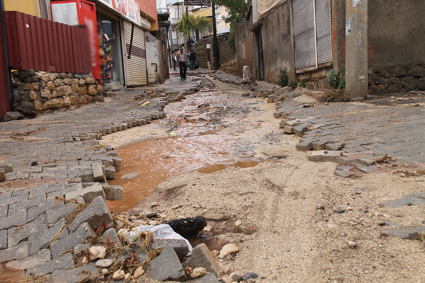  Silvan'da yeni döşenen parkeler ilk yağmurda söküldü: Ev ve iş yerlerini su bastı