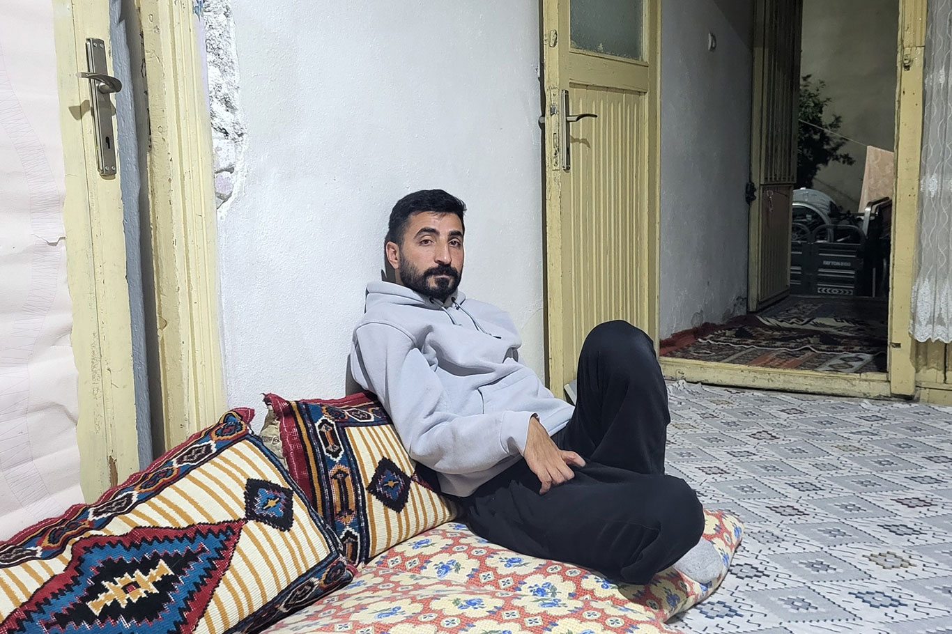 Van’da geçirdiği trafik kazası sonrası felçli kalan vatandaş yardım bekliyor