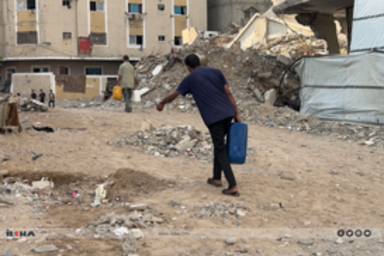 وقف الأيتام يوزع مياه الشرب على الأهالي المحتاجين في غزة