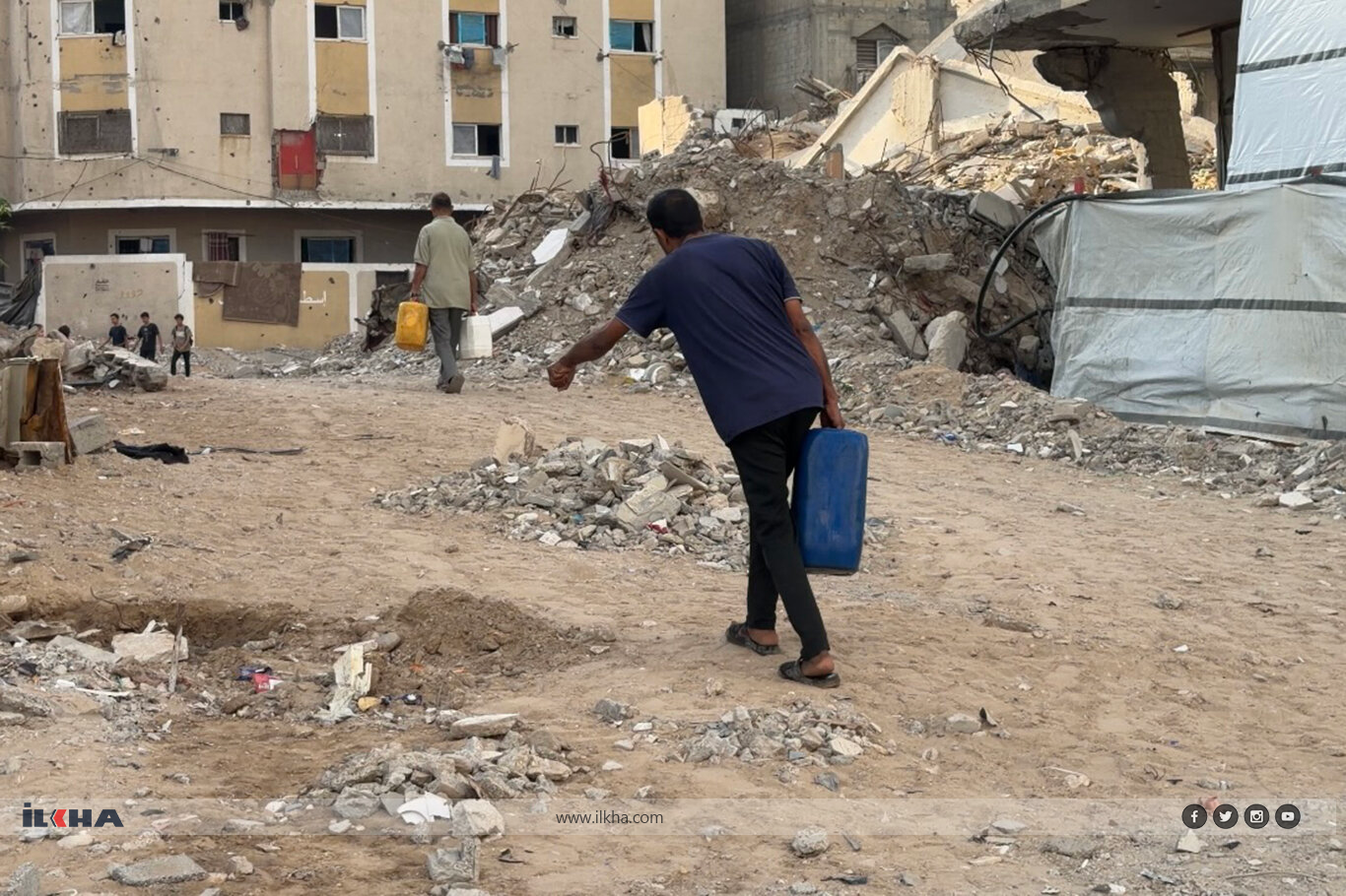 وقف الأيتام يوزع مياه الشرب على الأهالي المحتاجين في غزة