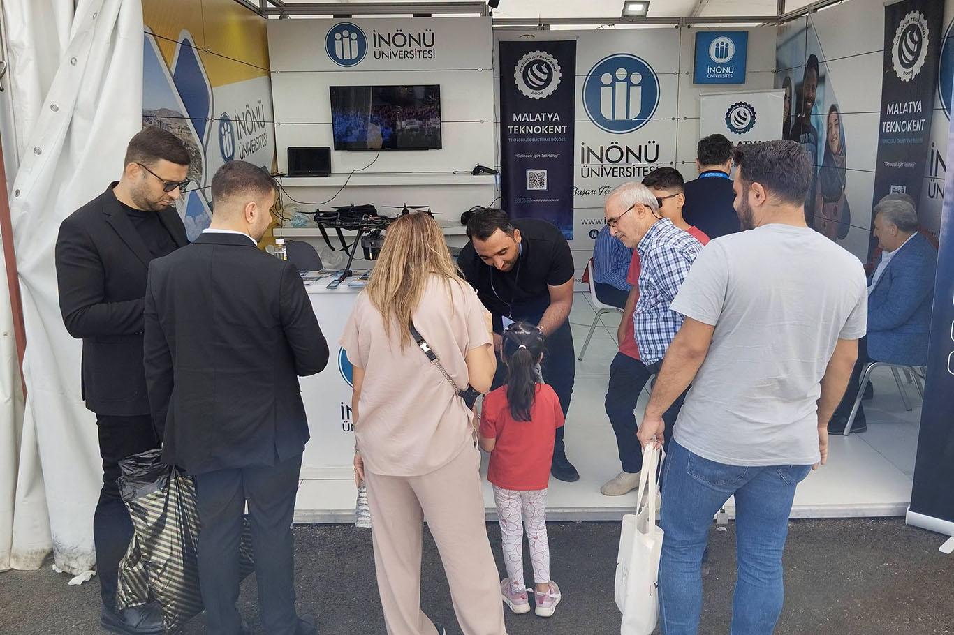 İnönü Üniversitesi Rektörü Akpolat TEKNOFEST'te gençlerle buluştu