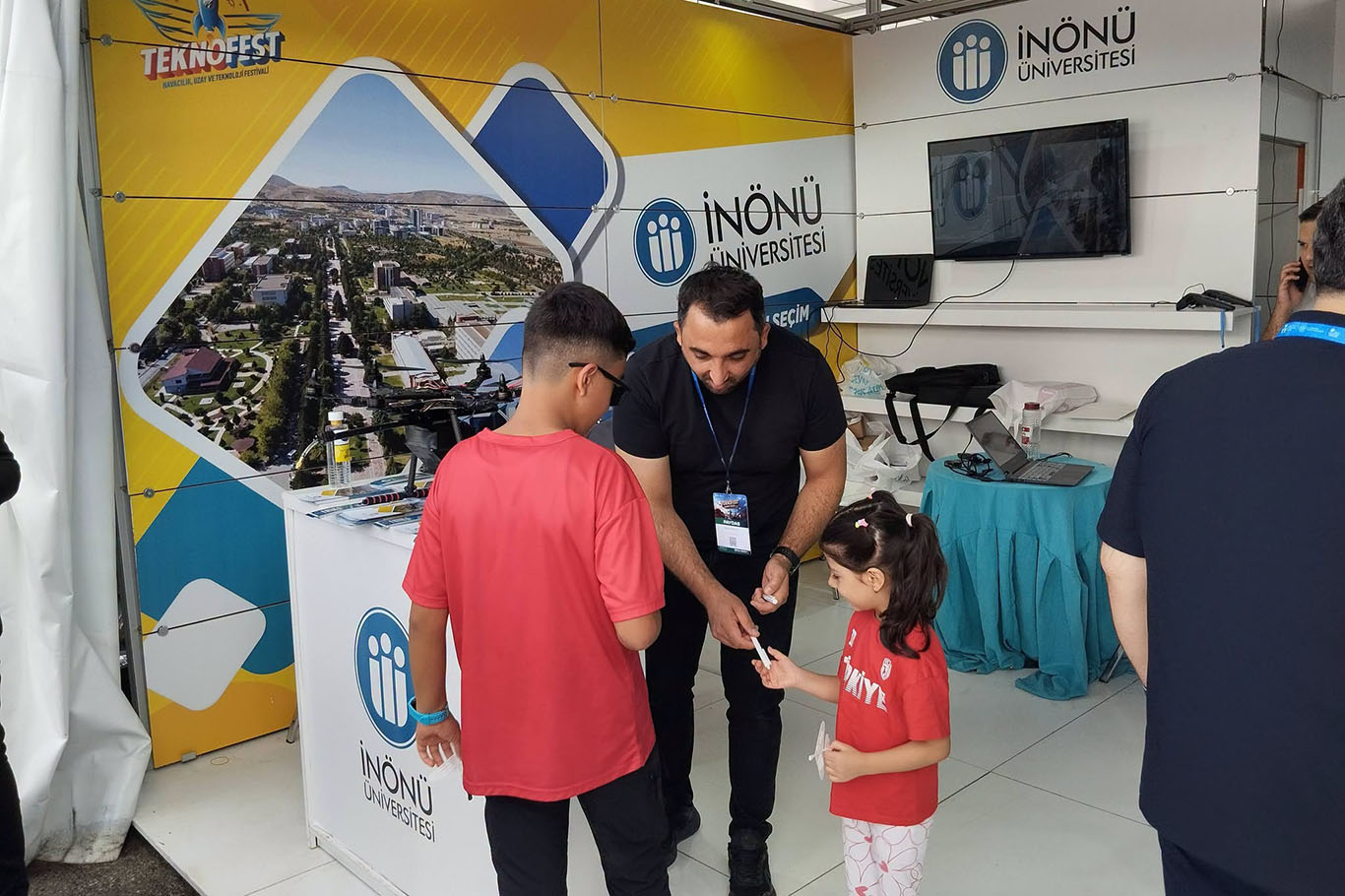 İnönü Üniversitesi Rektörü Akpolat TEKNOFEST'te gençlerle buluştu