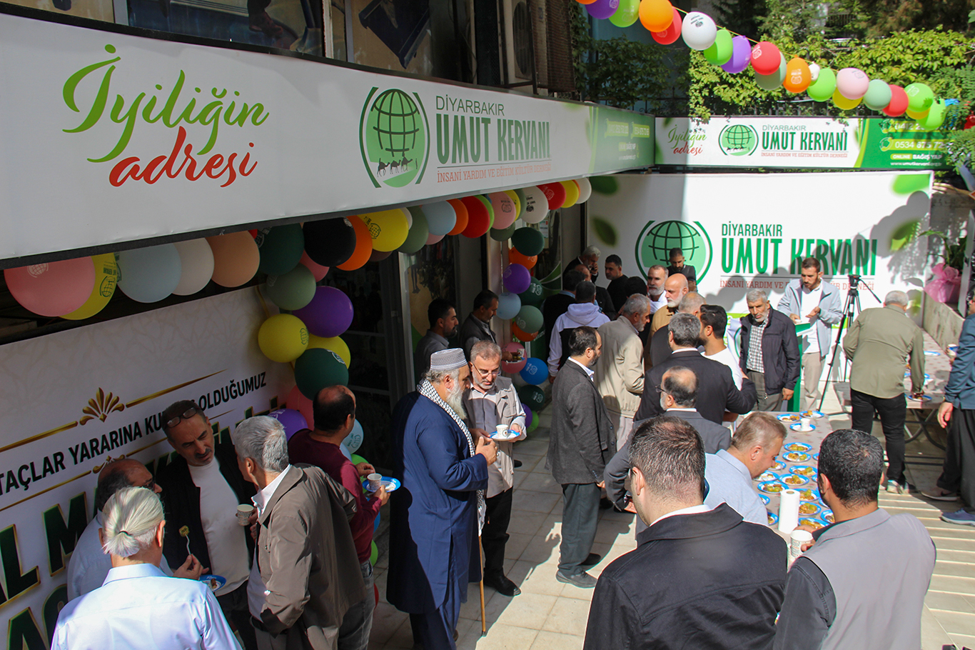 Umut Kervanı Diyarbakır'da sosyal market açtı