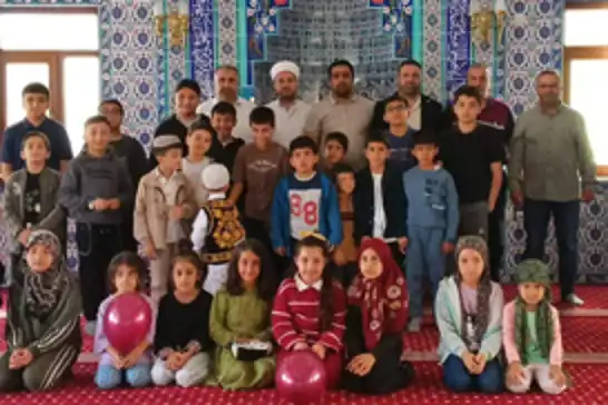 Camide çocuklara yönelik etkinlik: Cami çocukların neşesiyle şenlendi