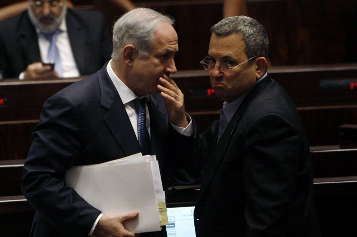 Barak'tan Netanyahu iddiası: Seçimleri erteletecek bir savaşa hazırlanıyor