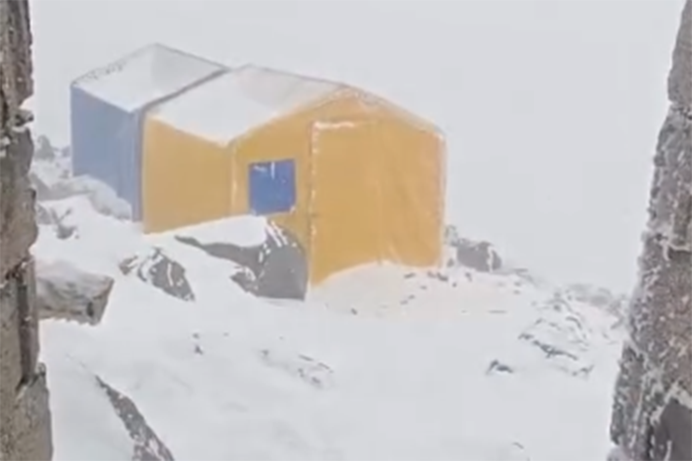 Dağcılar 4 bin 200 rakımda zirve için havaların düzelmesini bekliyor