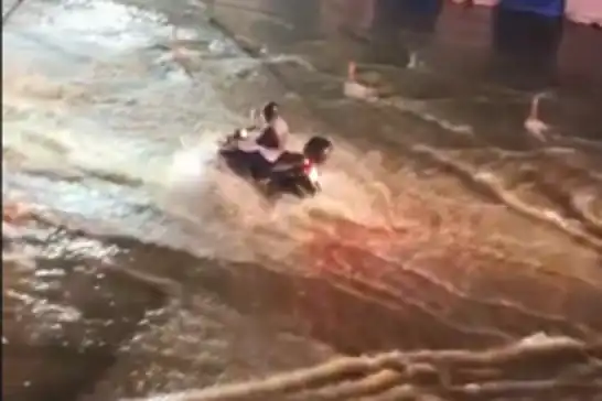 Mersin'de sağanak ve kar yağışı: Siteler Mahallesi'nde dere yeniden taştı