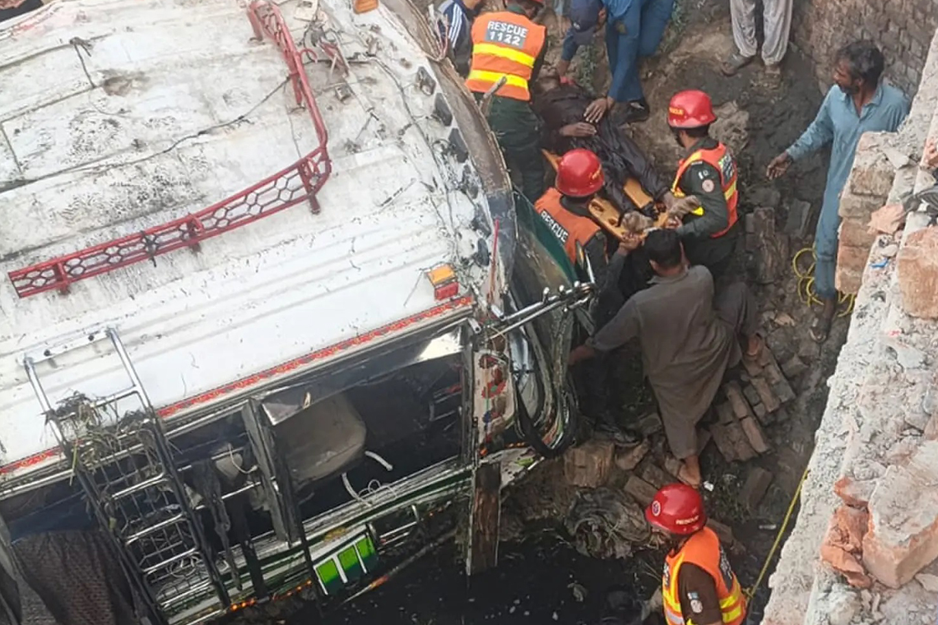 Li Pakistanê otobûs kete nav çem: 5 mirî, 27 birîndar