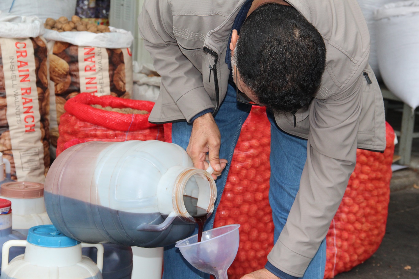 Doğal üzüm pekmezi tezgâhlardaki yerini aldı