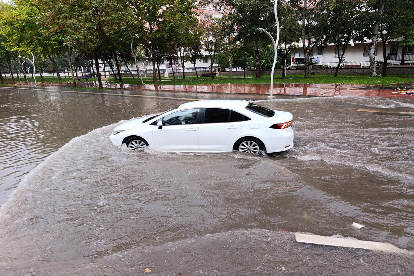 Meteoroloji uyardı, önlem alınmadı: Diyarbakır’da yollar göle döndü