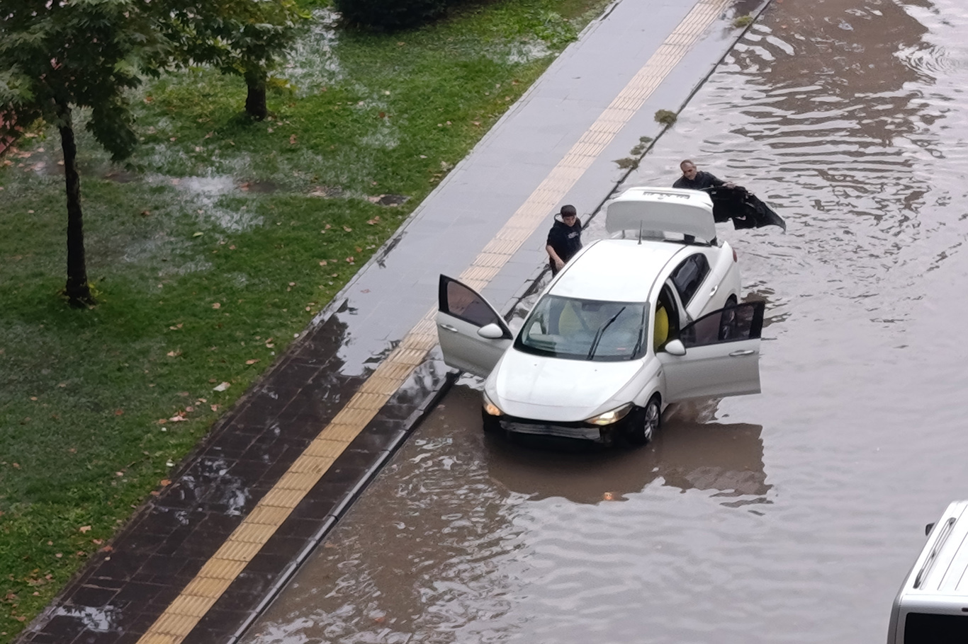 Meteoroloji uyardı, önlem alınmadı: Diyarbakır’da yollar göle döndü